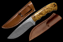 Jagdmesser “Hippo“ <br /> Klinge: Damast-Stahl, 12,5 cm <br /> Griffschalen: Maple Burl <br /> Gesamtlänge: 24 cm