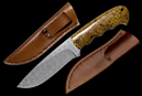 Jagdmesser “Hippo“ <br /> Klinge: Damast-Stahl, 12,5 cm <br /> Griffschalen: Maple Burl <br /> Gesamtlänge: 24 cm