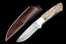 Messer “Moose“<br />Mammoth Molar, Klasse 2<br /> Klinge: Damast-Stahl, 8,3 cm<br /> Gesamtlänge: 19,7 cm<br />CHF 690,-